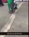 رجل أمن سعودي يقدم حذاءه لسيده مسنة في الحج
