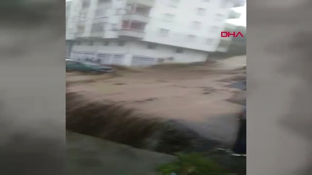 Trabzon Trabzon'da Sel ve Heyelan; Karayolu Ulaşıma Kapandı - Ek - Sel Anı Hd