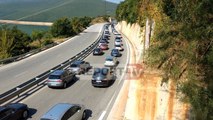 Report TV - Fluks nga Kosova drejt bregdetit shqiptar, radhë kilometrike në Rrugën e Kombit