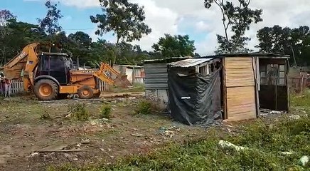 Trator destrói casa durante ação de reintegração de posse, na Serra