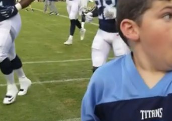 Young Football Fan Has Best Reaction After Getting High 5 From Titans Quarterback