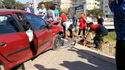 Kaza Sonrası Minik Kızı İtfaiye Ekipleri Teselli Etti: 4 Yaralı