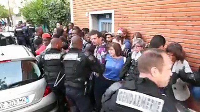 Paris: Des Gendarmes extrêment violents pour expulser des immigrés
