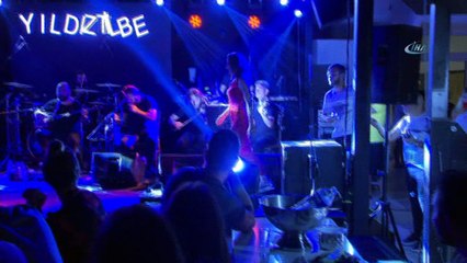 Ağustos sıcağına aldırmayan Yıldız Tilbe kışlık çoraplarla dans etti