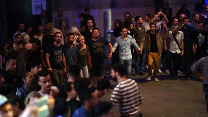 انتشار الدبكة في أوروبا نتيجة التأثر بثقافة اللاجئين