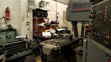 شاهد: الشرطة البريطانية تعثر على مصنع غير مرخص للأسلحة "المعقّدة"