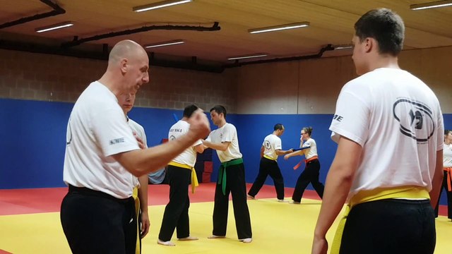Un cours de Krav Maga dans le club de Martin et Vincent Gilles à Erezée
