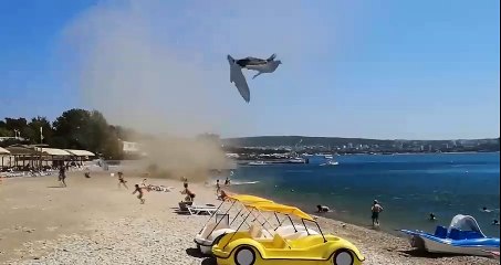 رياح شديدة تعصف بزوار شاطئ البحر الأسود