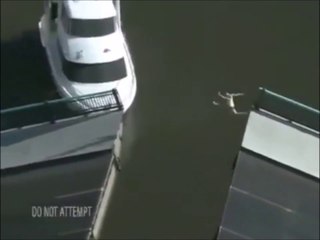 Ce que cette femme va faire pour échapper à la police est fou...