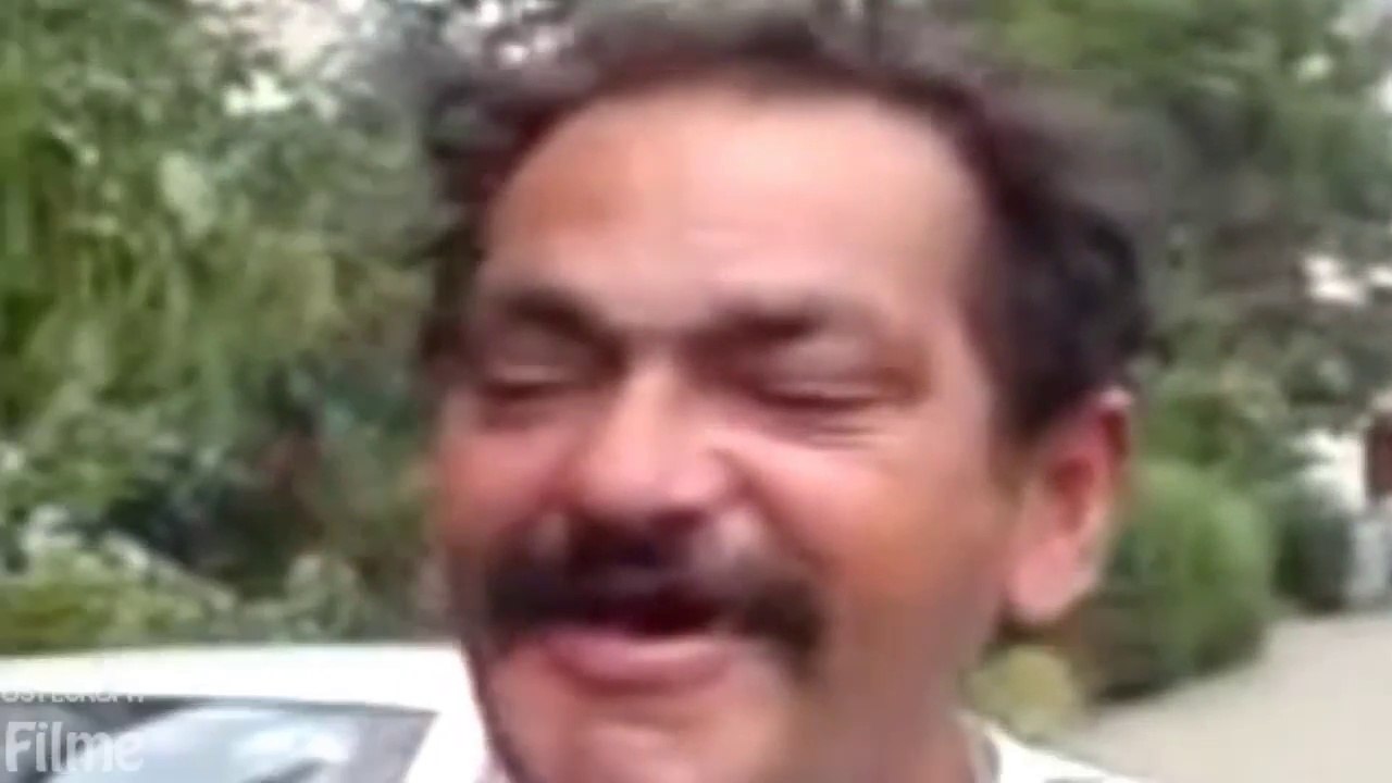 Witziger betrunken obdachloser Mann singen