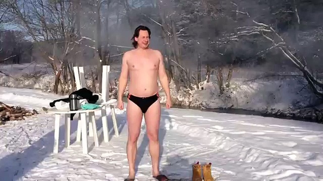 Hard ice swimming new (ледовое купание с топором на крещен