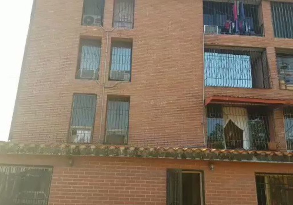 People Run Out of Shaking Buildings in Venezuelan City During Earthquake