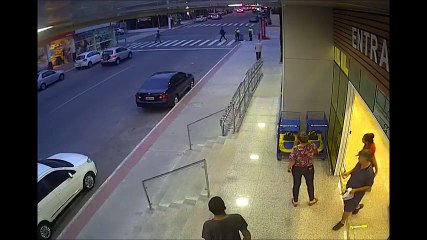 Скачать видео: Câmera flagra homem arremessando pedra contra carro em Vila Velha