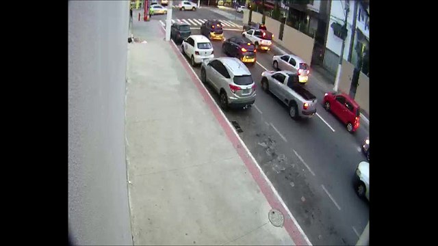 Câmera flagrou ação de morador de rua que arremessou pedra contra carro em Vila Velha