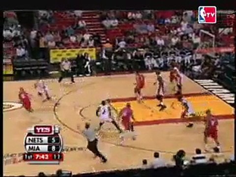 Jason Williams sets up Dwyane Wade with a wicked alley-oop