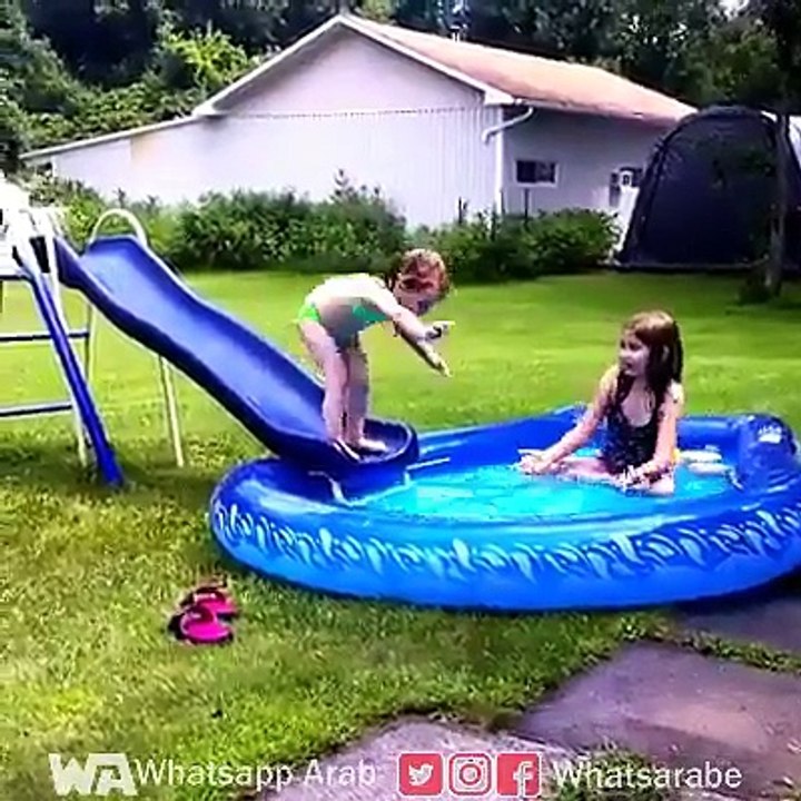 مقاطع مضحكة للأطفال في المسبح