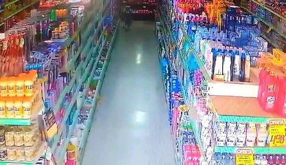 Download Video: Ladrão de lojas peludo apanhado em flagrante roubando em supermercado