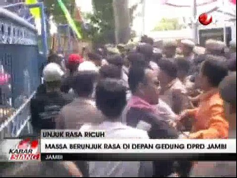 Rapat Paripurna Ricuh, Anggota DPRD Pukul Pendemo