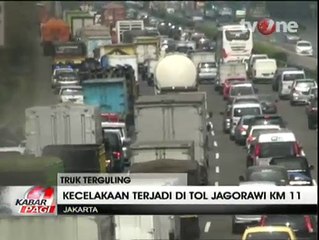 Truk Pengangkut Minyak Terguling di Tol Jagorawi KM 11