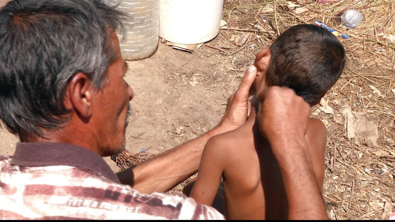 Greek islands struggle with overcrowded refugee camps