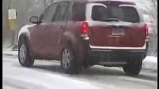 Glibberen, glijden en botsen met de auto in de sneeuw