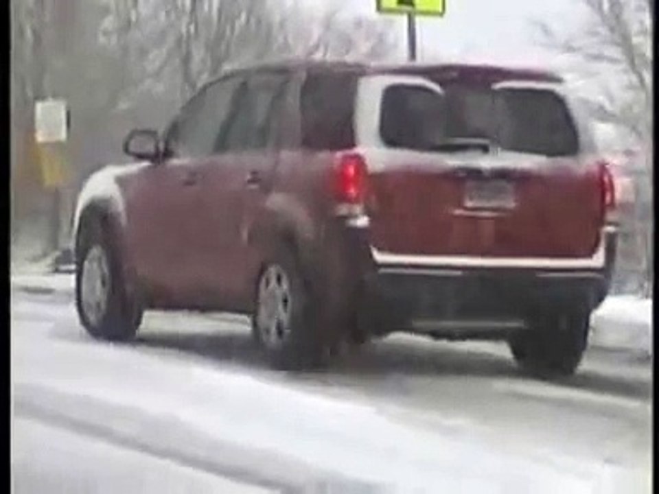 Glibberen, glijden en botsen met de auto in de sneeuw