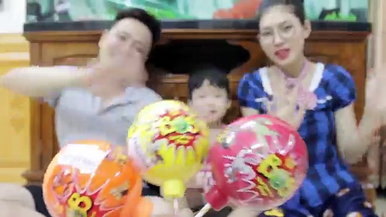 Learn Colors with Fingers Family Kid Song Colorful Surprise Eggs Kinder Joy /w Chupa Chups