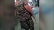 ВИДЕО: Молодая девушка, работающая на базаре продавщицей, подверглась акту самосуда из-за коротких шортовНа данном видео, распространившимся в социальных сетя