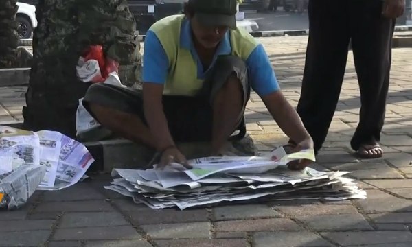 Mengais Rezeki dari Koran Bekas Alas Salat Idul Adha