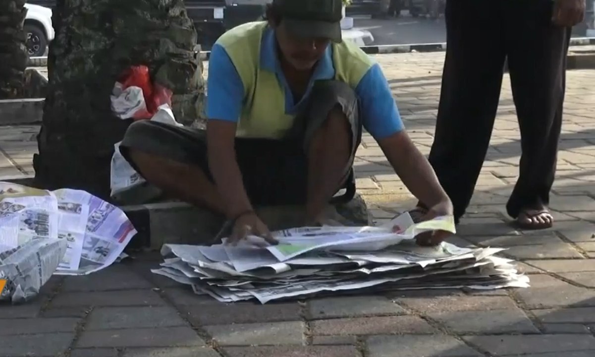 Mengais Rezeki dari Koran Bekas Alas Salat Idul...