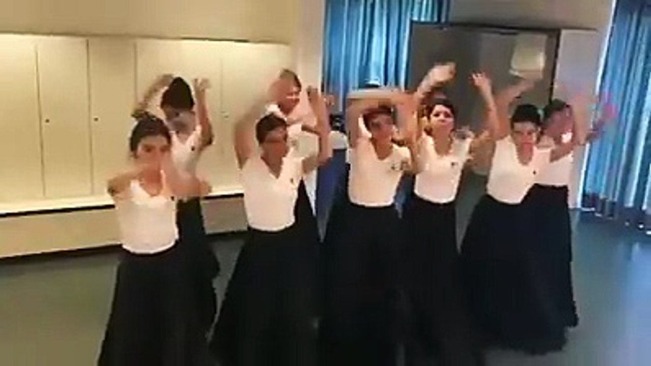 Кажется, "KIKI CHALLENGE" пришёл  в Узбекистан надолго...Девушки из Узбекистана показали свою версию "KIKI CHALLENGE". И им даже машина не пригодилась.