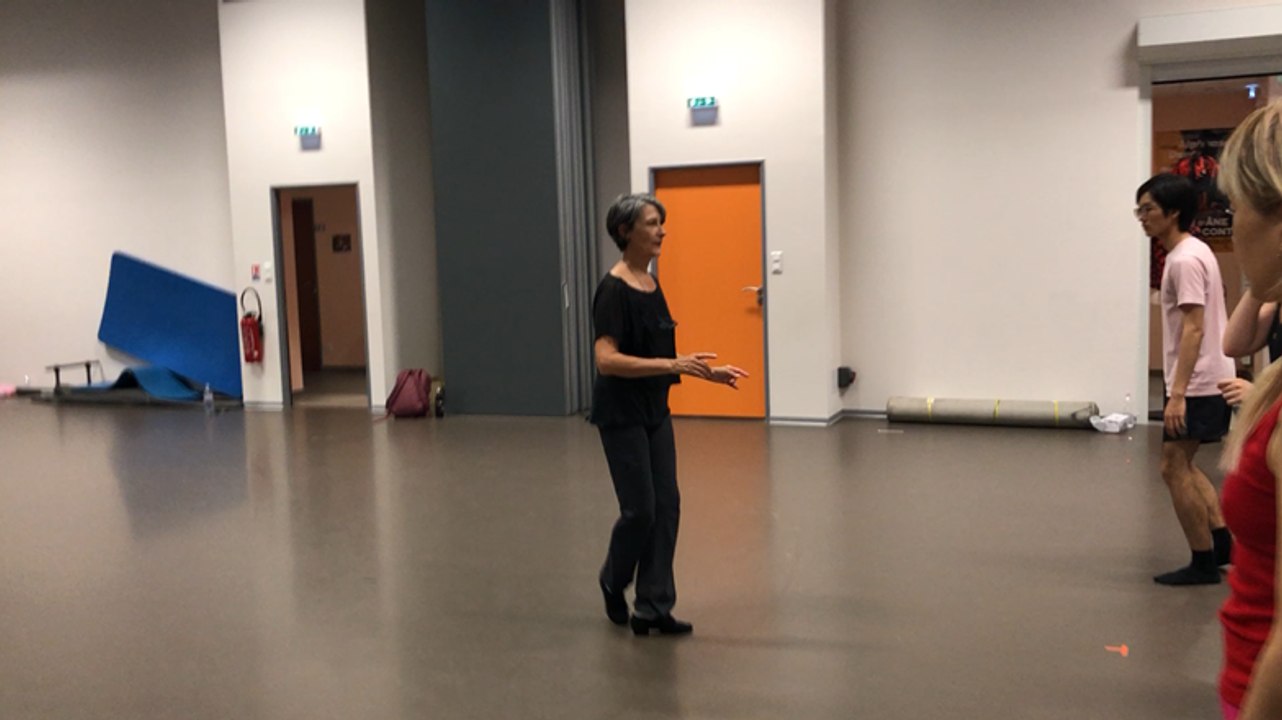 Marie-Geneviève Massé conseille les élèves de l’académie de danse