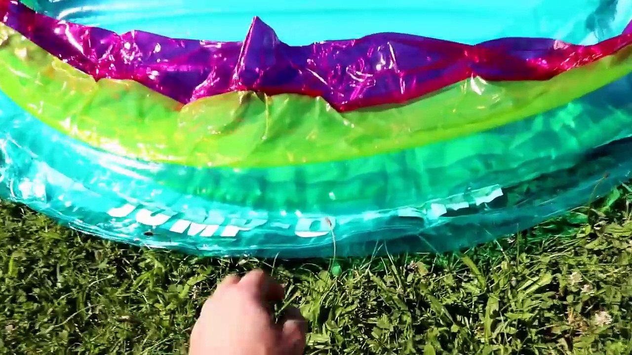 TRAMPOLINE GONFLABLE ! On saute sur une piscine  Trop bizarre ! Jump-O-Len INTEX