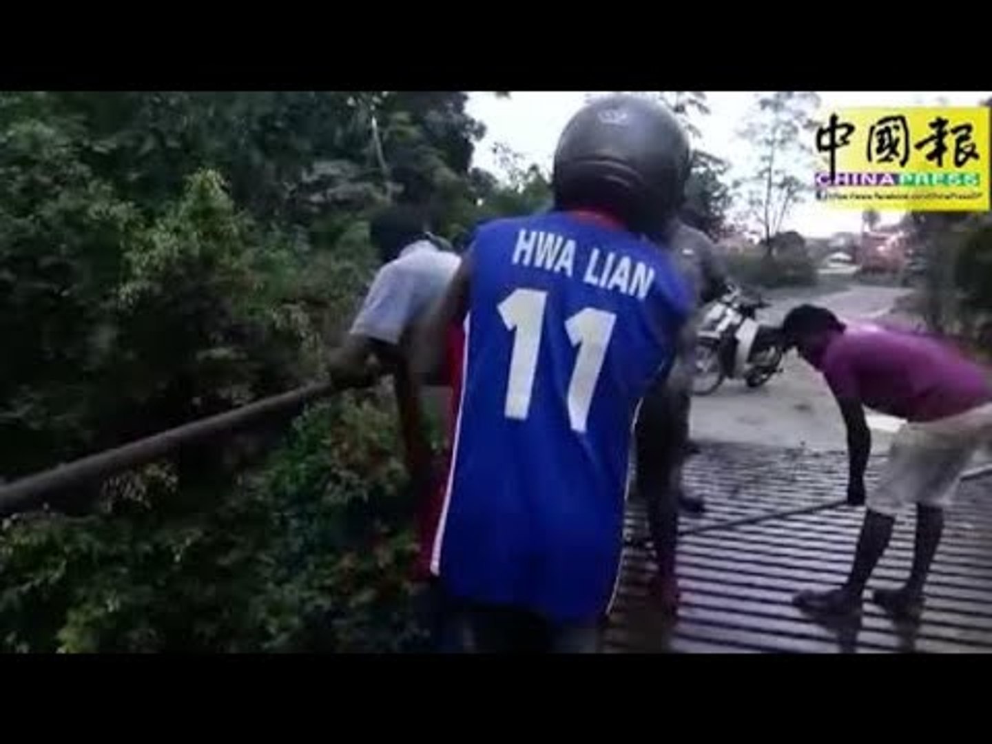 河中漂來榴槤 村民撈起出售