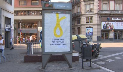 Aparece en una marquesina de Barcelona un lazo amarillo a modo de soga