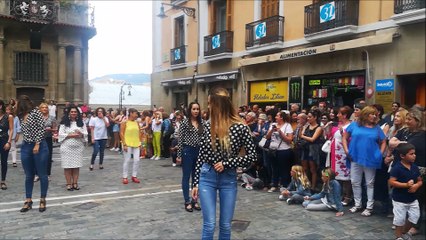 Flamenco por sorpresa: un multitudinario Flash Mob pone a bailar a la plaza del Ayuntamiento