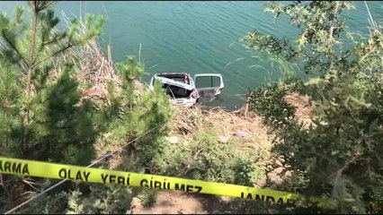 Otomobil Gölete Yuvarlandı: 4 Ölü (1)