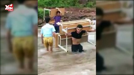 Thầy giáo cõng bàn qua suối
