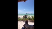 Pris en flag par sa femme en train de matter à la plage...