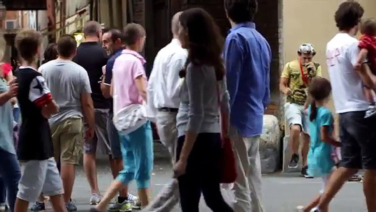 Il joue de lharmonica en faisant du beatbox dans la rue