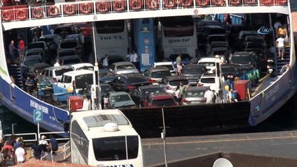 Çanakkale’de dönüş yoğunluğu...Dönüş yoluna geçen tatilciler, 3 kilometrelik araç kuyruğu oluşturdu