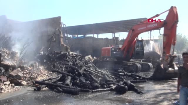 Şanlıurfa Oduncu Pazarı'ndaki Yangında 4 İş Yeri Küle Döndü, 2 Milyon Liralık Hasar Oluştu