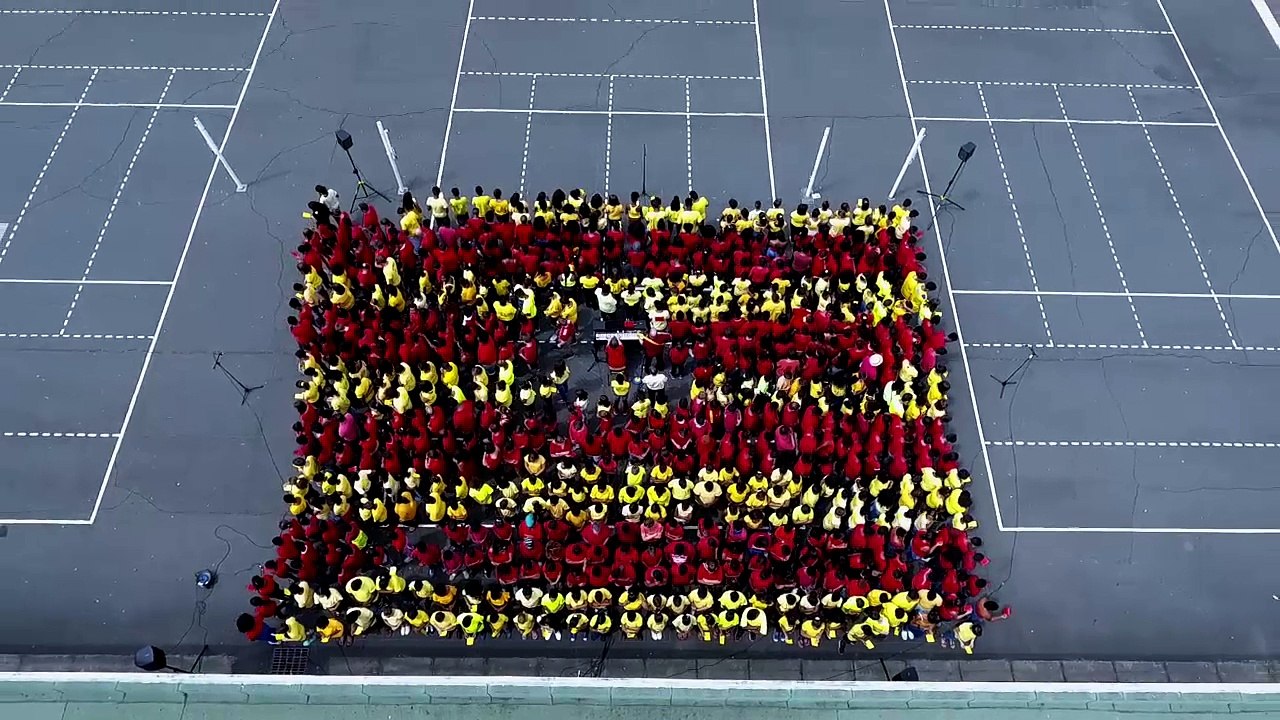 Hommage du Collège de l'Etang Saint Paul, à l'occasion du premier anniversaire des attentats de Barcelone.