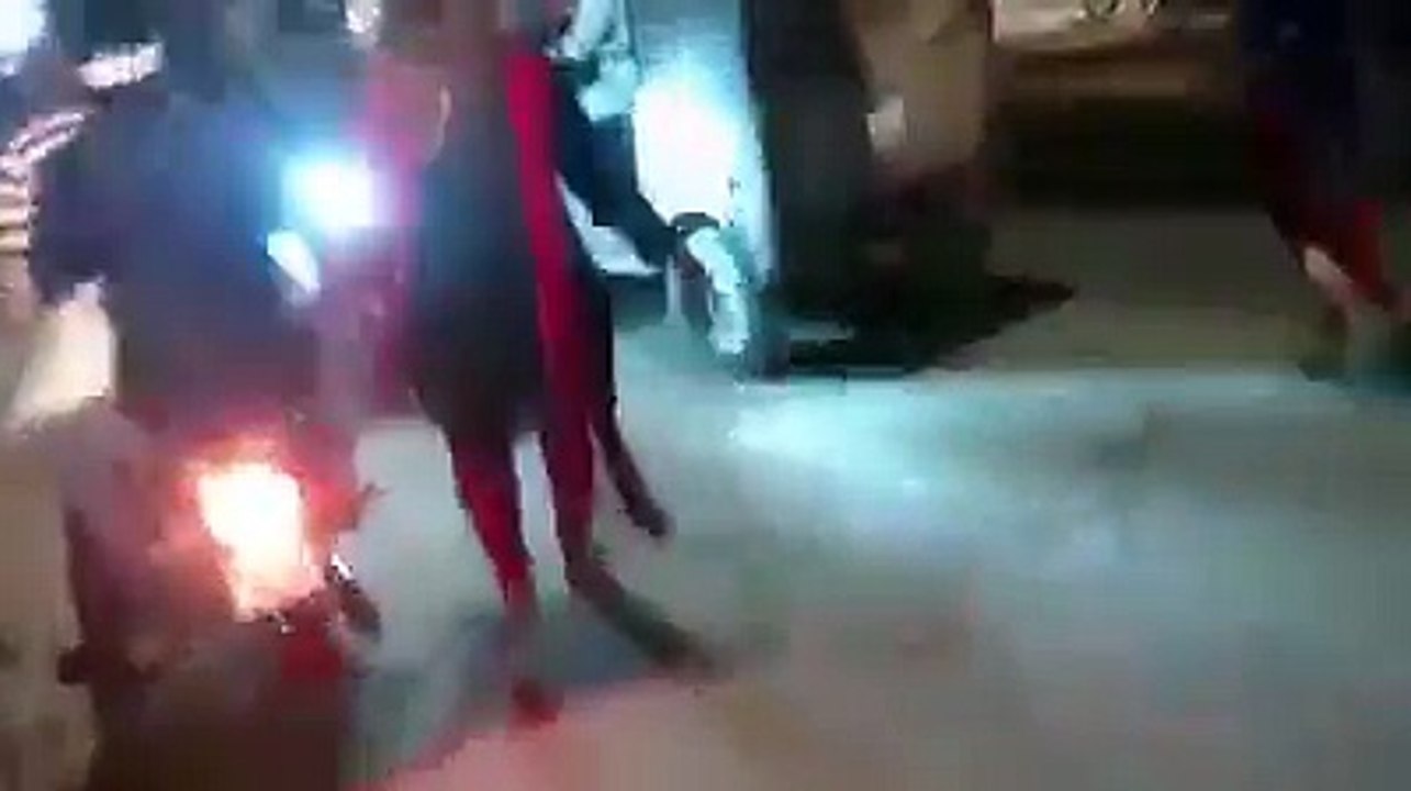 کراچی کی سڑکوں پر دهوکا اور جهوٹ بول کر عوام سے پیسے بٹورنے والیاں سرگرم. 5 سے 7 خواتین پر مشتمل گروہ دهوکہ اور جهوٹ پر مبنی کہانیاں سنا کر عوام سے کرایے اور چندے وصول کرنے لگے