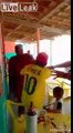 Maillot de Neymar - il se prend des baffes au restaurant !