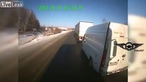 Russie : ce van est poursuivi par 2 camions !