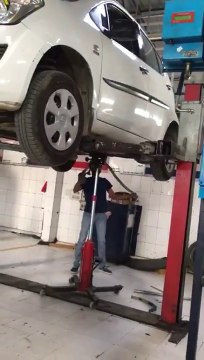 Ce garagiste trouve un serpent d'1m sous la voiture qu'il répare !