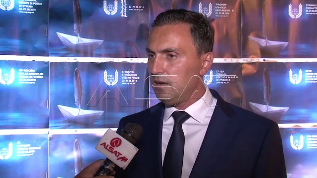 Министерот Адеми се оградува од неупотребата на албанскиот јазик на Струшките вечери на поезијата