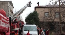 Ümraniye'de Apartmanda Çıkan Yangında Mahsur Kalanlar Var
