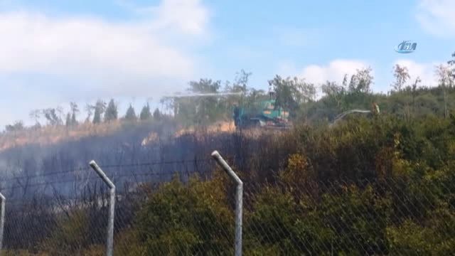 Evlerin Yanındaki Boş Arazide Çıkan Yangın Paniğe Neden Oldu